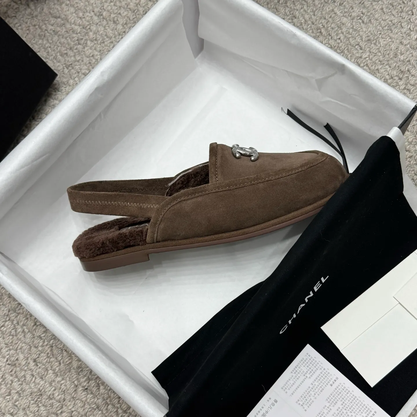 👟👟Ex-factory price 600👟👟 Classic model 🇨🇳ChaneL 25K Teddy fur loafers Simple and high-end design, super versatile! Double C logo embellishment! Imported suede has the texture of natural animal leather visible to the naked eye! The top version is stress-free when entering and exiting the cabinet. It has a bookish texture on the feet and feels great on the feet. Versatile item. ✅Upper: Customized imported suede. ✅Inner lining: imported lamb wool. ✅Outsole: imported genuine leather. ✅Size: 35-40. ✅Comes with a full set of packaging.